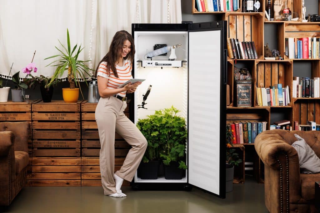 Fridge Grow 2.0 Growbox Komplettset Model mit App lachend